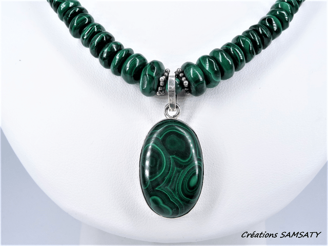 Collier en malachite avec son médaillon