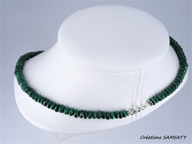Collier en malachite avec son médaillon