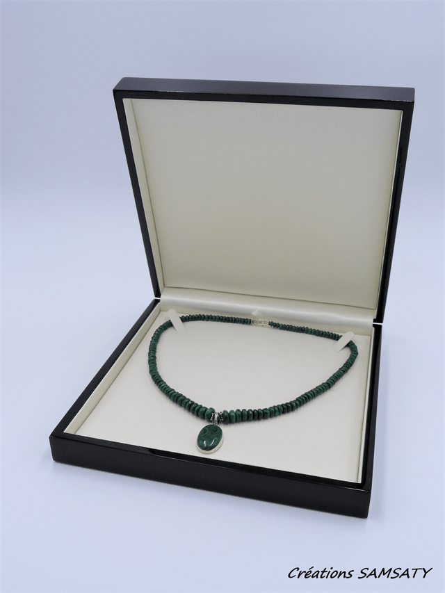 Collier en malachite avec son médaillon